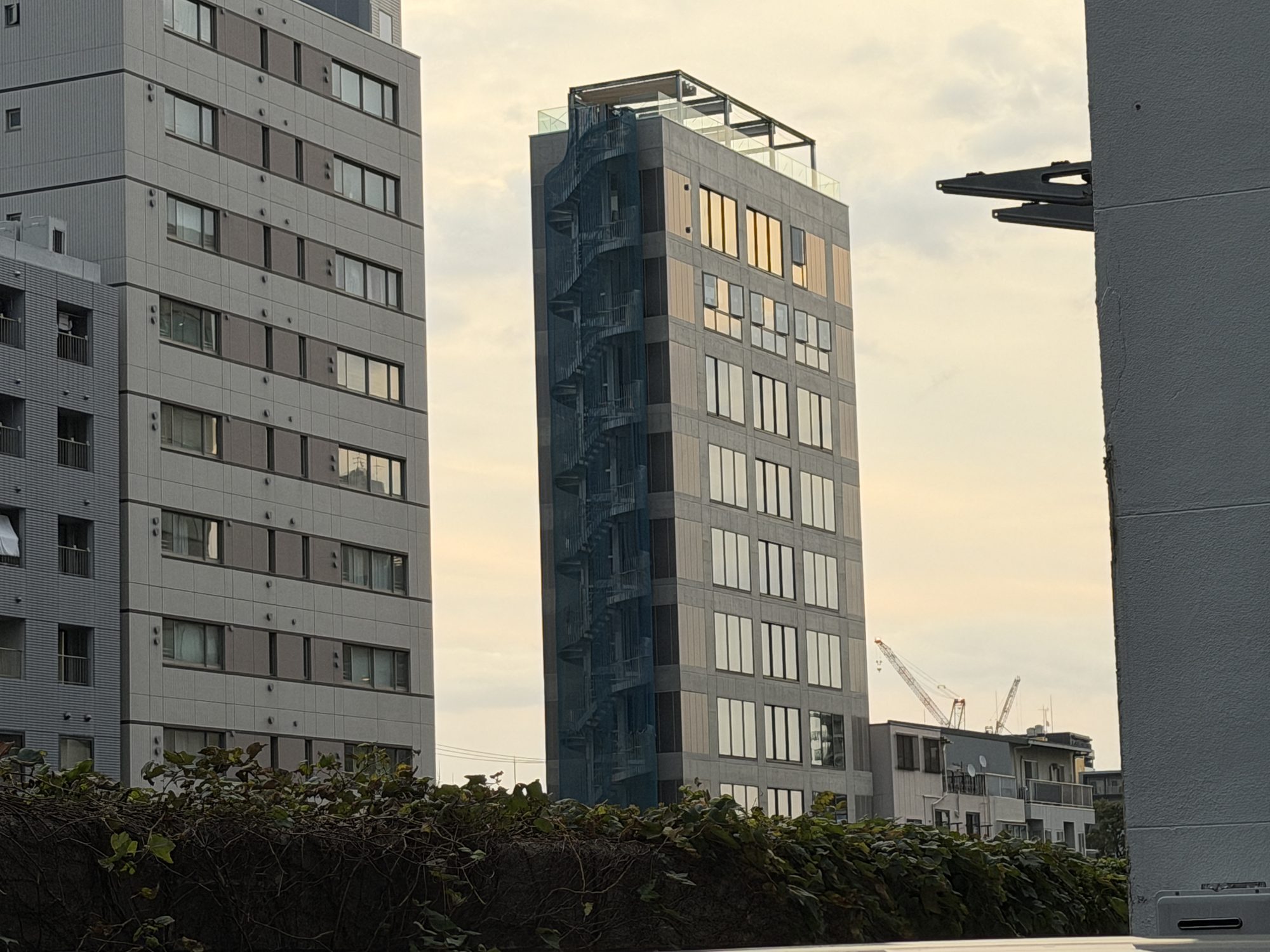 建物を遠くから見る