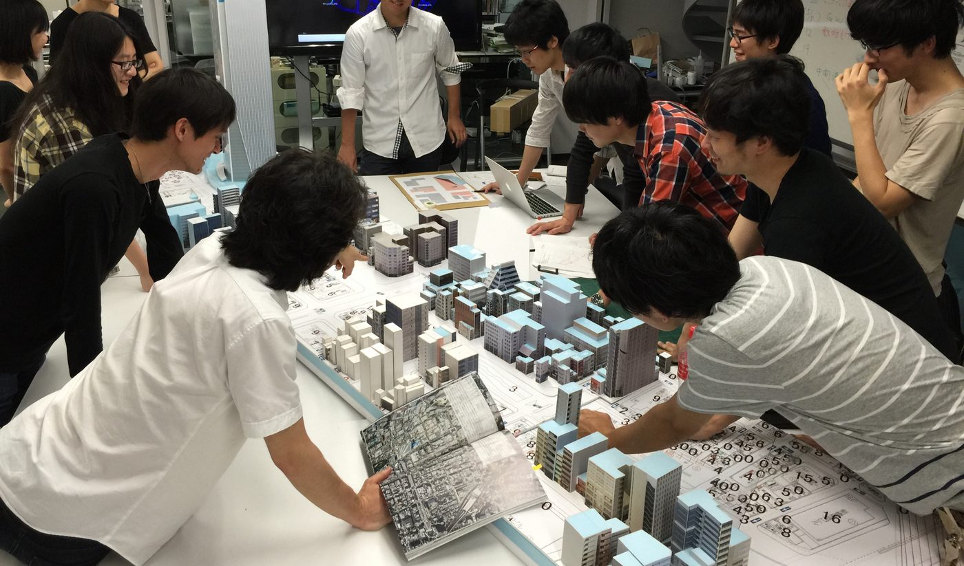 都市模型を囲んで検討する人たち
